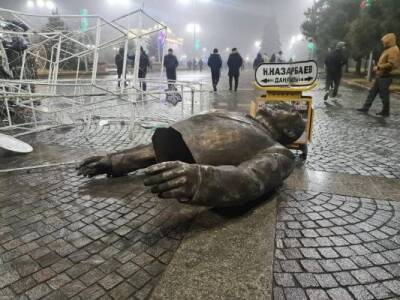 В Казахстане погромщики снесли памятник Назарбаеву