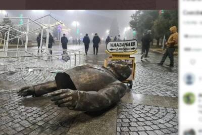 В Сети появились кадры разрушенного памятника Назарбаеву
