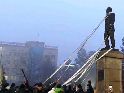 В одном из городов Казахстана протестующие снесли памятник Назарбаеву (фото)