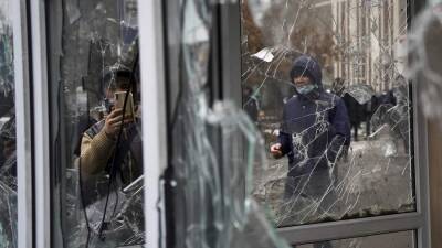 Протестующие начали штурм департамента внутренних дел Алма-Аты