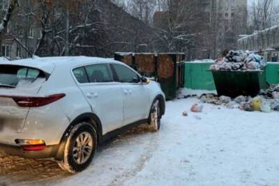 В двух районах Петербурга проверили соблюдение правил парковки автомобилей во дворах