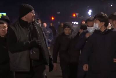 Протестующие пошли на штурм департамента внутренних дел в Алма-Ате