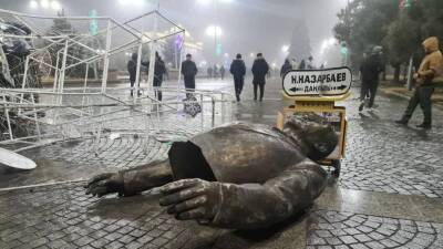 Протестующие в Казахстане снесли памятник Назарбаеву