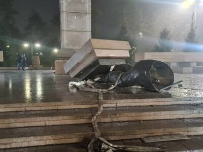 В Казахстане снесли памятник Нурсултану Назарбаеву