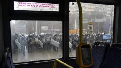 Участники протеста пытаются захватить Департамент внутренних дел в Алма-Ате