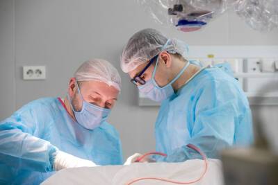 Челябинские хирурги 7,5 часов оперировали сломавшую позвоночник в ДТП девушку
