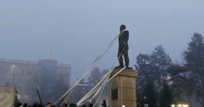 В Казахстане повалили памятник Назарбаеву