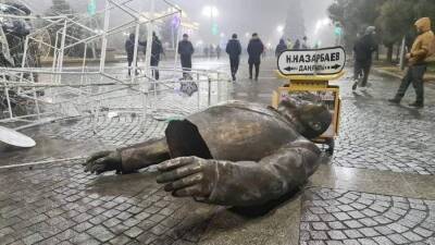 Протестующие повалили памятник Назарбаеву в Казахстане