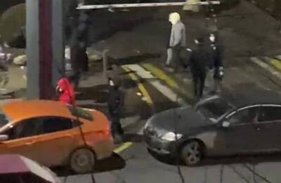 В Алмате начались уличные бои с использованием стрелкового оружия