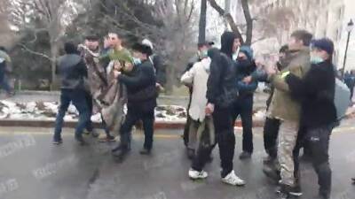 Протестующие в Алма-Ате заставляют военных на улице снимать форму
