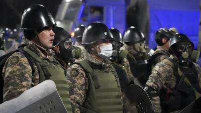 В Алма-Ате протестующие с автоматами ведут перестрелку с полицейскими