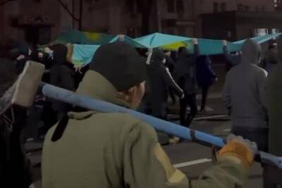 В Алма-Ате банды мародеров грабят торговые центры