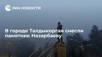 Протестующие в Казахстане снесли памятник Назарбаеву в городе Талдыкорган