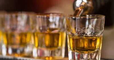 Названы ключевые симптомы повреждения печени алкоголем