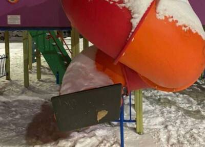 В Татарстане мальчик не смог выбраться из заколоченной горки на детской площадке
