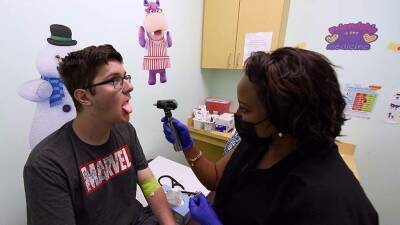 В США одобрили применение бустерных доз вакцины Pfizer для подростков