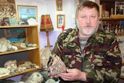 Учитель изо из Ярославской области вот уже 30 лет вырезает солдатиков из дерева