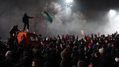 Силовики окружили погромщиков в центре Алма-Аты
