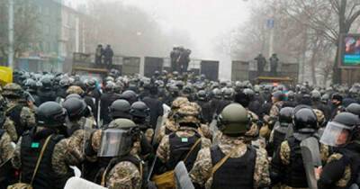 Силовики и протестующие вступили в перестрелку в центре Алма-Аты