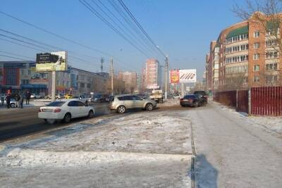 ДТП заблокировало одну полосу на Шилова в Чите — машины проезжают по тротуару