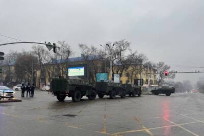 Большая очередь желающих снять деньги собралась у банка в Нур-Султане