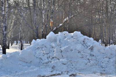 Обилие сугробов в Великом Новгороде возмутило зампреда регионального правительства