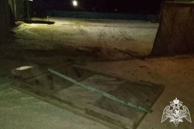 Мужчины на грузовике выбили ворота гостиницы в Бурятии