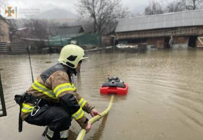 На Закарпатье сильные дожди вызвали наводнения: подтоплены дороги и дома, сошли селевые потоки