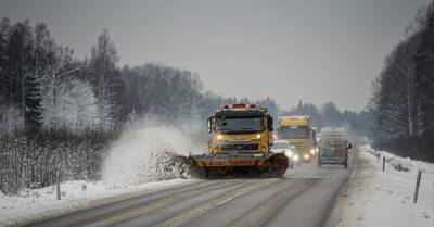 Снег и гололед осложняют условия движения по дорогам на большей части страны