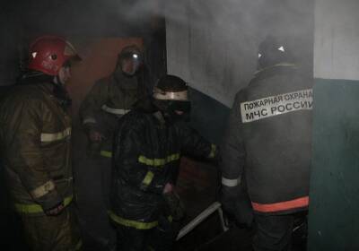 В Новосибирске пожарные спасли из горящей многоэтажки 15 человек