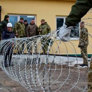 Украина установила уже почти 2 тыс. бухт колючей проволоки на границе с Беларусью