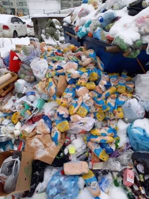 Гору выкинутого хлеба заметили у мусорного контейнера в Петербурге — фото