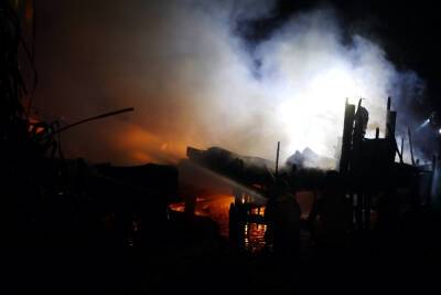 Пожарные больше часа тушили дом в Тосненском районе