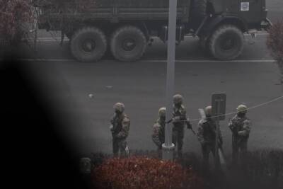 Появились кадры зачистки площади военными в Алма-Ате