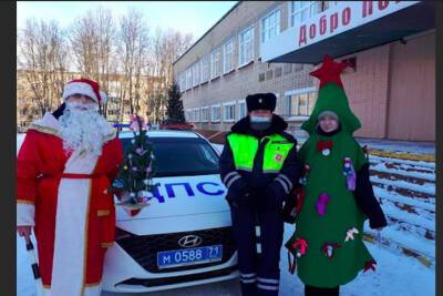 Дед Мороз-полицейский и Снегурочка-инспектор проехались по Новомосковску