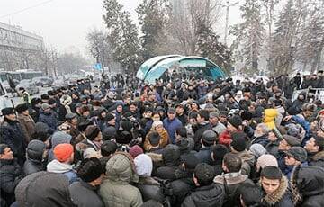 Протестующие снова собираются на центральной площади в Алматы