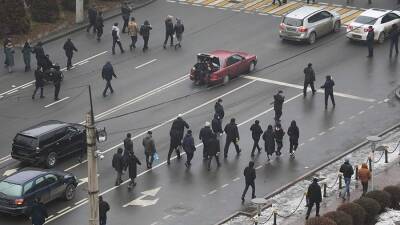 В Алма-Ате вооруженные протестующие окружили две больницы
