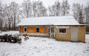 «Здесь можно неделю жить и никого не увидеть»: Как семья ремонтирует дедовскую хату в 60 километрах от Минска