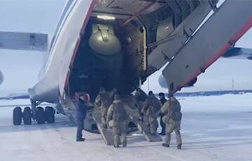 В Алматы прибыл первый самолет с российскими войсками