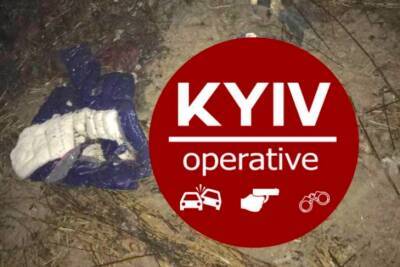 Посреди поля в Киеве обнаружили человеческое тело