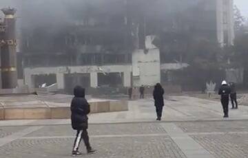 В Талдыкоргане, где несли памятник Назарбаеву, полностью сгорело здание местной администрации