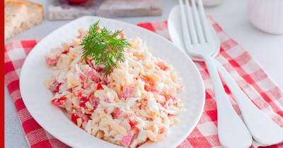 30 минут на кухне: рецепт "крабового" салата с помидорами и чесноком - profile.ru