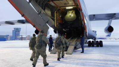Минобороны РФ опубликовало кадры вылета российских десантников в Казахстан
