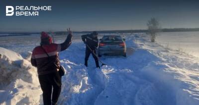 В Татарстане спасатели помогли людям, застрявшим на проселочной дороге в сугробах