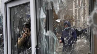«Хабар 24» сообщил о разгроме протестующими в Алма-Ате офисов пяти телеканалов