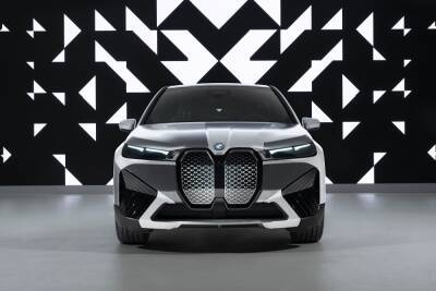 BMW показала меняющий цвет автомобиль