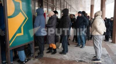 Жители Казахстана выстраиваются в огромные очереди у банкоматов, чтобы снять наличку (ФОТО)