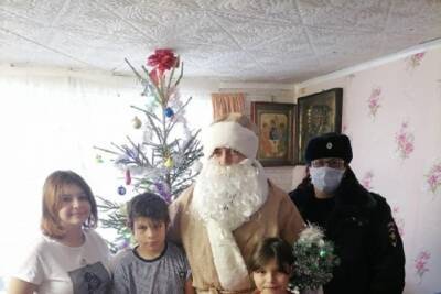 В Тверской области полицейские в костюме Деда мороза продолжают радовать детей подарками