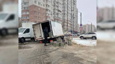 Грузовик провалился в яму в Воронеже: появилось видео
