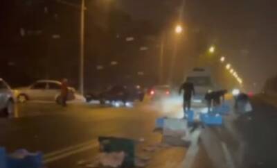 Дорогу "засыпало" курицей в Харькове, видео: люди бросились собирать